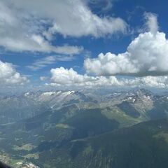 Flugwegposition um 13:34:06: Aufgenommen in der Nähe von Bezirk Surselva, Schweiz in 3273 Meter